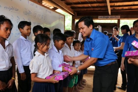 Ấm áp chương trình tình nguyện của Đoàn Thanh niên VRG tại Campuchia